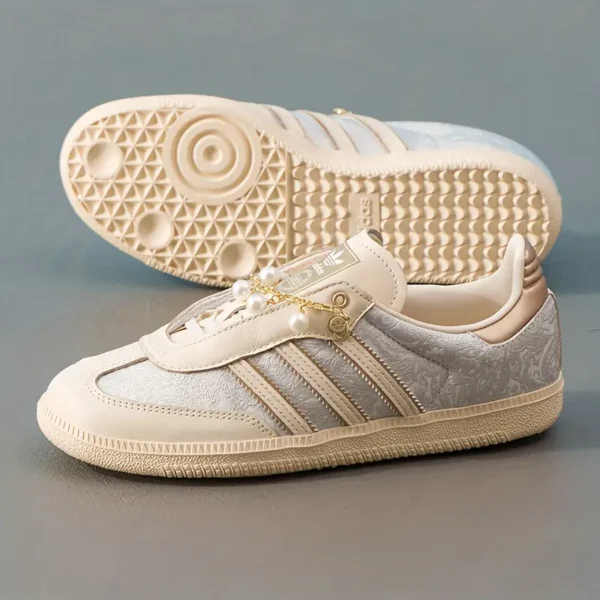 07c58e24-ffba-4d2f-929a-5efe75693399.webp Adidas Women's Originals Superstar Sneakers